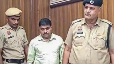 The accused, Deepak Kumar in police custody. (HT) The accused, Deepak Kumar in police custody. (HT)