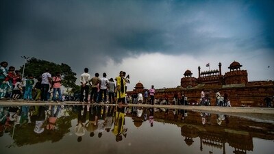 Tourists walk past the Red Fort under overcast skies after a spell of rain. (Representative image/HT Photo/Raj K Raj) Tourists walk past the Red Fort under overcast skies after a spell of rain. (Representative image/HT Photo/Raj K Raj)