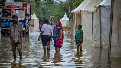 Residents stand in ankle deep water as relief camps are left waterlogged after Yamuna breached its evacuation marks and spilt over parts of the national capital. (RAJ K RAJ /HT PHOTO) Residents stand in ankle deep water as relief camps are left waterlogged after Yamuna breached its evacuation marks and spilt over parts of the national capital. (RAJ K RAJ /HT PHOTO)