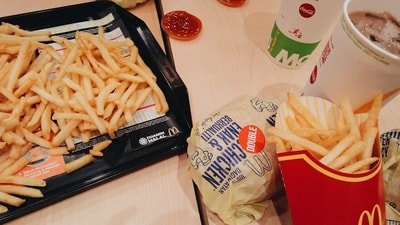 Jessie Inchauspé has revealed a simple hack to lessen the impact of blood sugar spikes after consuming fast foods. (Unsplash) Jessie Inchauspé has revealed a simple hack to lessen the impact of blood sugar spikes after consuming fast foods. (Unsplash)