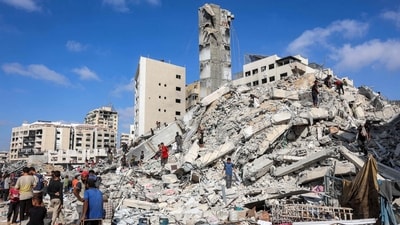People search for salvage at the mound of rubble at the site of the collapsed Sussi Tower, which was destroyed earlier by Israeli bombardment, in Gaza City on September 6, 2025. (AFP)