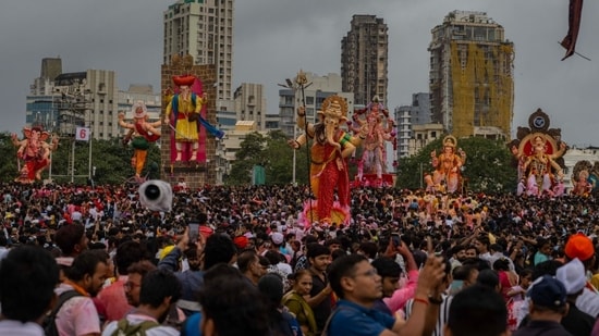 Several idols of Lord Ganesh make their way towards the sea for Visarjan as Mumbai bids a teary farewell to Bappa at the end of the ten day long festival.(Satish Bate/Hindustan Times)
