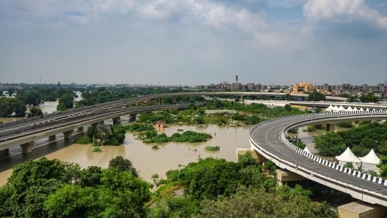 Relief camps are seen to be set up after Yamuna waters spilled over parts of Mayur Vihar on Friday, causing disruptions in daily lives.(Raj K Raj/HT Photo)