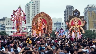 Lalbaugcha Raja, which has been famously drawing visitors throughout the 10 days, also saw several Bollywood celebrities and prominent personalities. (ANI)