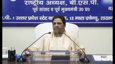 BSP chief Mayawati chairing a party meeting in Lucknow on September 7. (HT photo)