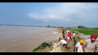 Due to reduction in inflow in Bhakra Dam reservoir, water level in the Bhakra dam on Sunday was 1,677.98 feet as against 1,678.14 feet on Saturday. (HT Photo) Due to reduction in inflow in Bhakra Dam reservoir, water level in the Bhakra dam on Sunday was 1,677.98 feet as against 1,678.14 feet on Saturday. (HT Photo)