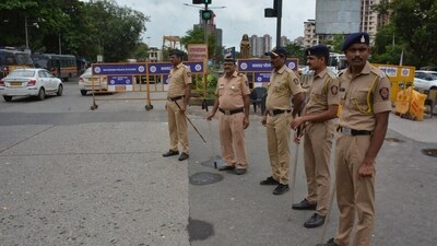 Mumbai police have launched a probe to ascertain if the bomb threat is genuine or a hoax. (Praful Gangurde/HT)
