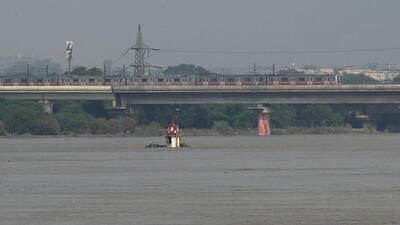 The Yamuna breached the 206-metre mark in Delhi for the first time this monsoon on Tuesday evening, forcing authorities to evacuate families from low-lying areas and triggering emergency measures across Delhi. (Vipin Kumar/HT Photo) The Yamuna breached the 206-metre mark in Delhi for the first time this monsoon on Tuesday evening, forcing authorities to evacuate families from low-lying areas and triggering emergency measures across Delhi. (Vipin Kumar/HT Photo)