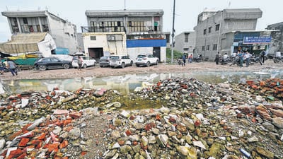 The approach road to the market is clogged with debris, water and garbage. (Arvind Yadav/HT Photo)