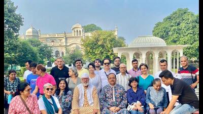 The participants from heritage enthusiasts group Citizens for Lucknow posing for photographs. (HT)