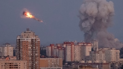 Ukrainian servicemen shoot down a Russian missile as smoke rises from the city during a Russian missile strike, amid Russia's attack on Ukraine, in Kyiv, Ukraine September 7, 2025. REUTERS/Gleb Garanich (REUTERS)