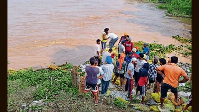 Villagers and workers deployed by district administration strengthening embankments in Garhi Fazal village, Ludhiana, on Sunday. (HT Photo) Villagers and workers deployed by district administration strengthening embankments in Garhi Fazal village, Ludhiana, on Sunday. (HT Photo)