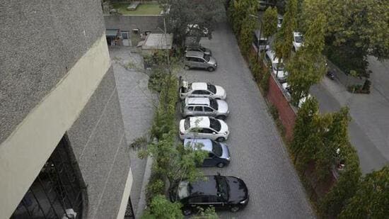 A man assaulted his neighbour at Satyam Apartments in Zirakpur for hogging parking space. (HT Photo)