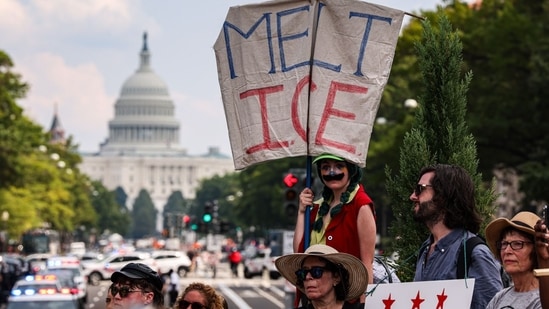 Demonstrators march with ‘Melt ICE’ to protest against U.S. Immigration and Customs Enforcement(Bloomberg)