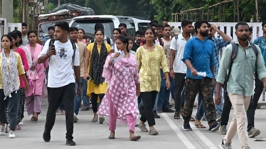 Kolkata Metro runs services from 9 am for SSC exam candidates. (Mushtaq/HT)