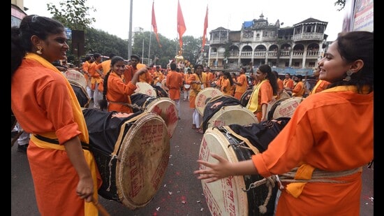 The devotion was there, but the arrogance shown by some pathak volunteers spoiled the spirit. Children and elderly people were treated as obstacles, not devotees. (MAHENDRA KOLHE/ HT)