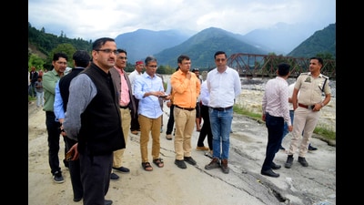 Another inter-ministerial central team visited Kullu on Monday. (Aqil Khan /HT) Another inter-ministerial central team visited Kullu on Monday. (Aqil Khan /HT)