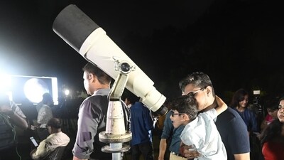 Skygazers, kids and adults alike, enjoyed views of the moon during the total Lunar Eclipse at Nehru Planetarium, Teen Murti, in New Delhi. (Sanjeev Verma/ Hindustan Times) Skygazers, kids and adults alike, enjoyed views of the moon during the total Lunar Eclipse at Nehru Planetarium, Teen Murti, in New Delhi. (Sanjeev Verma/ Hindustan Times)