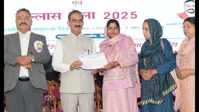 Chief Minister Sukhvinder Singh Sukhu honours a volunteer on the occasion of International Literacy Day in Shimla on Monday. (HT Photo) Chief Minister Sukhvinder Singh Sukhu honours a volunteer on the occasion of International Literacy Day in Shimla on Monday. (HT Photo)