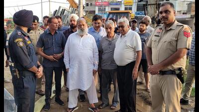 Haryana cabinet minister Anil Vij at the Ambala Cantonment industrial area to inspect the drainage work. (HT)
