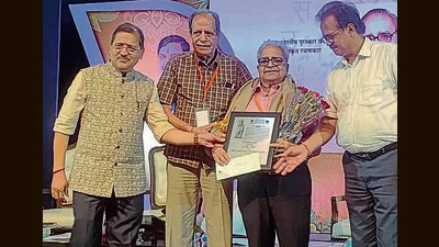 Litterateur and international scientist Faqir Chand Shukla being honoured with Sahitya Akademi Award. (HT Photo)