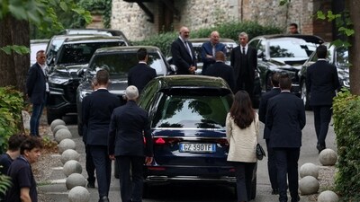 Mourners walk alongside the hearse carrying Giorgio Armani’s coffin as it arrives at San Martino church for the private funeral. REUTERS/Gonzalo Fuentes TPX IMAGES OF THE DAY (REUTERS)