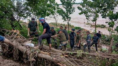 Army personnel work with villagers to seal a breach in the Sutlej embankment in flood-hit Rour village in Ludhiana. (X/@VajraCorps_IA) Army personnel work with villagers to seal a breach in the Sutlej embankment in flood-hit Rour village in Ludhiana. (X/@VajraCorps_IA)