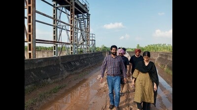 Patiala SDM Harjot Kaur along with other officials inspecting the situation at Hansi-Butana canal. (HT) Patiala SDM Harjot Kaur along with other officials inspecting the situation at Hansi-Butana canal. (HT)