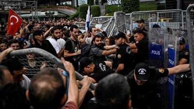 Chairman Ozgur Ozel has called the series of legal cases against his officials “a coup” initiated by the government. (AFP) Chairman Ozgur Ozel has called the series of legal cases against his officials “a coup” initiated by the government. (AFP)