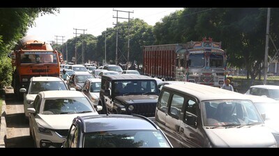 The 200-ft wide road, which runs for 18 km from Gopal Sweets near Sunny Enclave, Kharar, to Chhat light points in Zirakpur, sees heavy vehicular movement on a daily basis. (HT File) The 200-ft wide road, which runs for 18 km from Gopal Sweets near Sunny Enclave, Kharar, to Chhat light points in Zirakpur, sees heavy vehicular movement on a daily basis. (HT File)