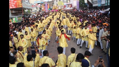 The streets came alive, instead, with beats of lezim and dhol-tasha and chants of ‘Ganpati Bappa Morya’ as Solapur initiated the state’s first 100% DJ-free Ganesh immersion. (HT) The streets came alive, instead, with beats of lezim and dhol-tasha and chants of ‘Ganpati Bappa Morya’ as Solapur initiated the state’s first 100% DJ-free Ganesh immersion. (HT)