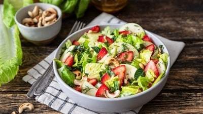 If there are veggies in your meal, have them at the beginning instead of the end, as it can reduce the glucose spike of your meal by up to 30%. (Shutterstock) If there are veggies in your meal, have them at the beginning instead of the end, as it can reduce the glucose spike of your meal by up to 30%. (Shutterstock)