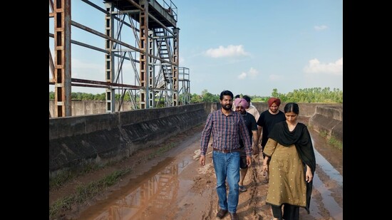 Patiala SDM Harjot Kaur along with other officials inspecting the situation at Hansi-Butana canal. (HT)