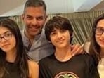 Sunjay Kapur married actor Karisma Kapoor in 2003. The couple had two kids — Samaira (19) and Kiaan (13). Sunjay Kapur married actor Karisma Kapoor in 2003. The couple had two kids — Samaira (19) and Kiaan (13).