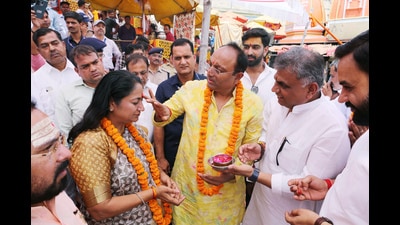 Delhi Chief Minister Rekha Gupta's husband, Manish Gupta applies tilak on her forehead during their visit to Har Ki Pauri, in Haridwar. (ANI) Delhi Chief Minister Rekha Gupta's husband, Manish Gupta applies tilak on her forehead during their visit to Har Ki Pauri, in Haridwar. (ANI)