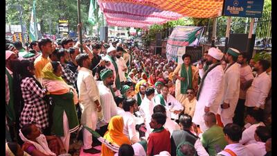 Farmers under the banner of BKU (Bhanu) staging a sit-in at Shakti Bhawan in Lucknow on Tuesday. (HT)