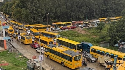 Tens of school buses were caught in the gridlock, leaving children and parents helpless in congestion (X/NammaBalagere) Tens of school buses were caught in the gridlock, leaving children and parents helpless in congestion (X/NammaBalagere)