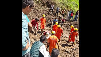NDRF personnel during rescue operation in landslide-hit Kullu village on Tuesday. (Aqil Khan/HT) NDRF personnel during rescue operation in landslide-hit Kullu village on Tuesday. (Aqil Khan/HT)