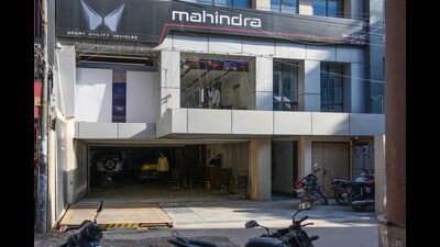The Mahindra Thar showroom near Nirman Vihar, where a car along with its owner fell from the first floor shortly after being purchased on Tuesday. (RAJ K RAJ /HT PHOTO) The Mahindra Thar showroom near Nirman Vihar, where a car along with its owner fell from the first floor shortly after being purchased on Tuesday. (RAJ K RAJ /HT PHOTO)