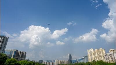 The maximum temperature was 35.4°C on Tuesday. (Sunil Ghosh/HT Photo) The maximum temperature was 35.4°C on Tuesday. (Sunil Ghosh/HT Photo)