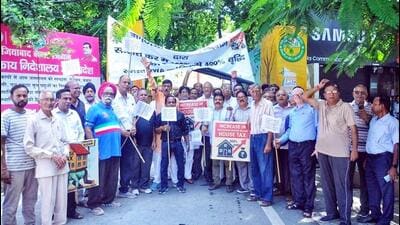 The protesters marched to the corporation’s Kavi Nagar zonal office and handed over a memorandum to the officials. (Sakib Ali/HT Photo) The protesters marched to the corporation’s Kavi Nagar zonal office and handed over a memorandum to the officials. (Sakib Ali/HT Photo)