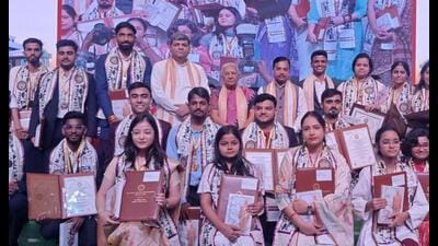 Uttar Pradesh governor Anandiben Patel with medals winners at the AKTU convocation in Lucknow on September 9. (HT photo) Uttar Pradesh governor Anandiben Patel with medals winners at the AKTU convocation in Lucknow on September 9. (HT photo)