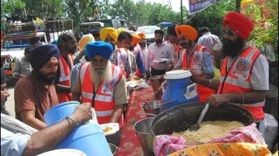 Volunteers of the Delhi Sikh Gurdwara Management Committee (DSGMC) distributing food in flood-hit Ajnala in Amritsar disrict on September 5. (Sameer Sehgal/HT) Volunteers of the Delhi Sikh Gurdwara Management Committee (DSGMC) distributing food in flood-hit Ajnala in Amritsar disrict on September 5. (Sameer Sehgal/HT)