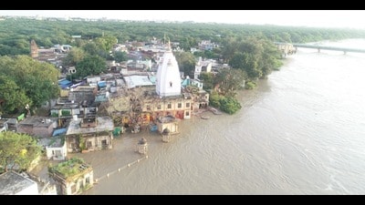 Yamuna water entering Kailash area in Agra on Tuesday. (HT PHOTO) Yamuna water entering Kailash area in Agra on Tuesday. (HT PHOTO)