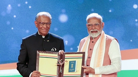 Prime Minister Narendra Modi and his Mauritius counterpart Navin Ramgoolam (ANI File Photo)