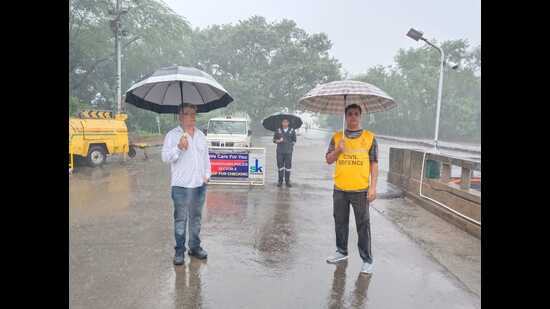 Civil defence volunteers were deployed at Sukhna Lake floodgates during recent rains and extended crucial support to the administration. (HT Photo)
