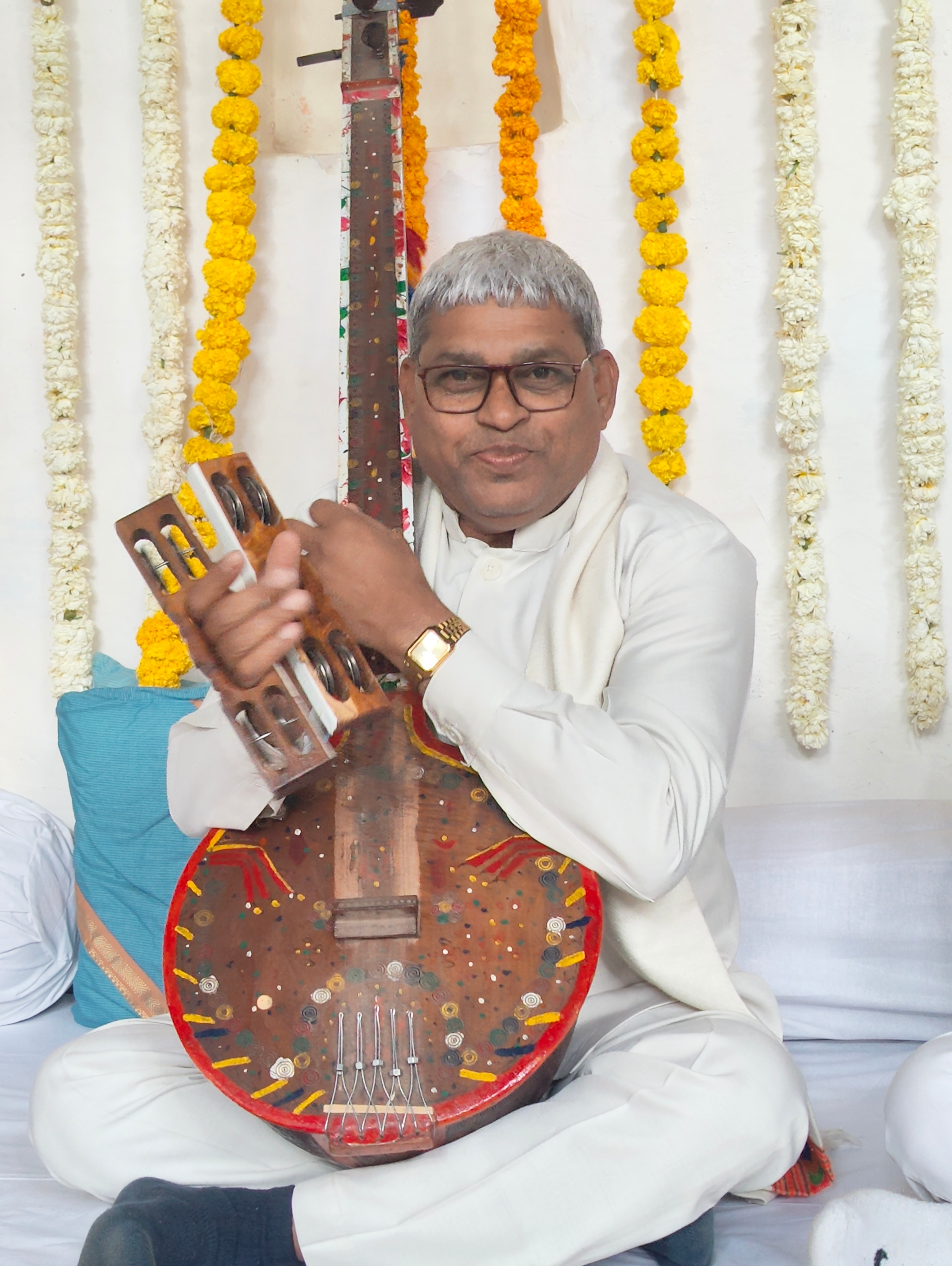 Kaluram Bamaniya sang many Kabir bhajans (Riddhi Doshi) Kaluram Bamaniya sang many Kabir bhajans (Riddhi Doshi)