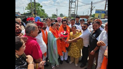 Congress leader Gurpreet Singh Gopi, mayor Inderjit Kaur inaugurating road construction work from Haibowal main bridge to Bhuri Wala Gurdwara. (HT Photo)