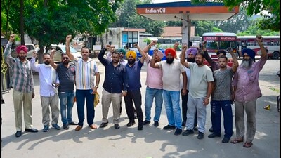 Contractual employees protesting against the state government at ISBT in Ludhiana on Wednesday. (Gurpreet Singh/HT) Contractual employees protesting against the state government at ISBT in Ludhiana on Wednesday. (Gurpreet Singh/HT)