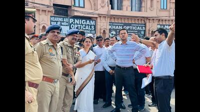 Divisional commissioner Roshan Jacob at the surprise inspection of the Qaiserbagh area in Lucknow on Wednesday (HT Photo) Divisional commissioner Roshan Jacob at the surprise inspection of the Qaiserbagh area in Lucknow on Wednesday (HT Photo)